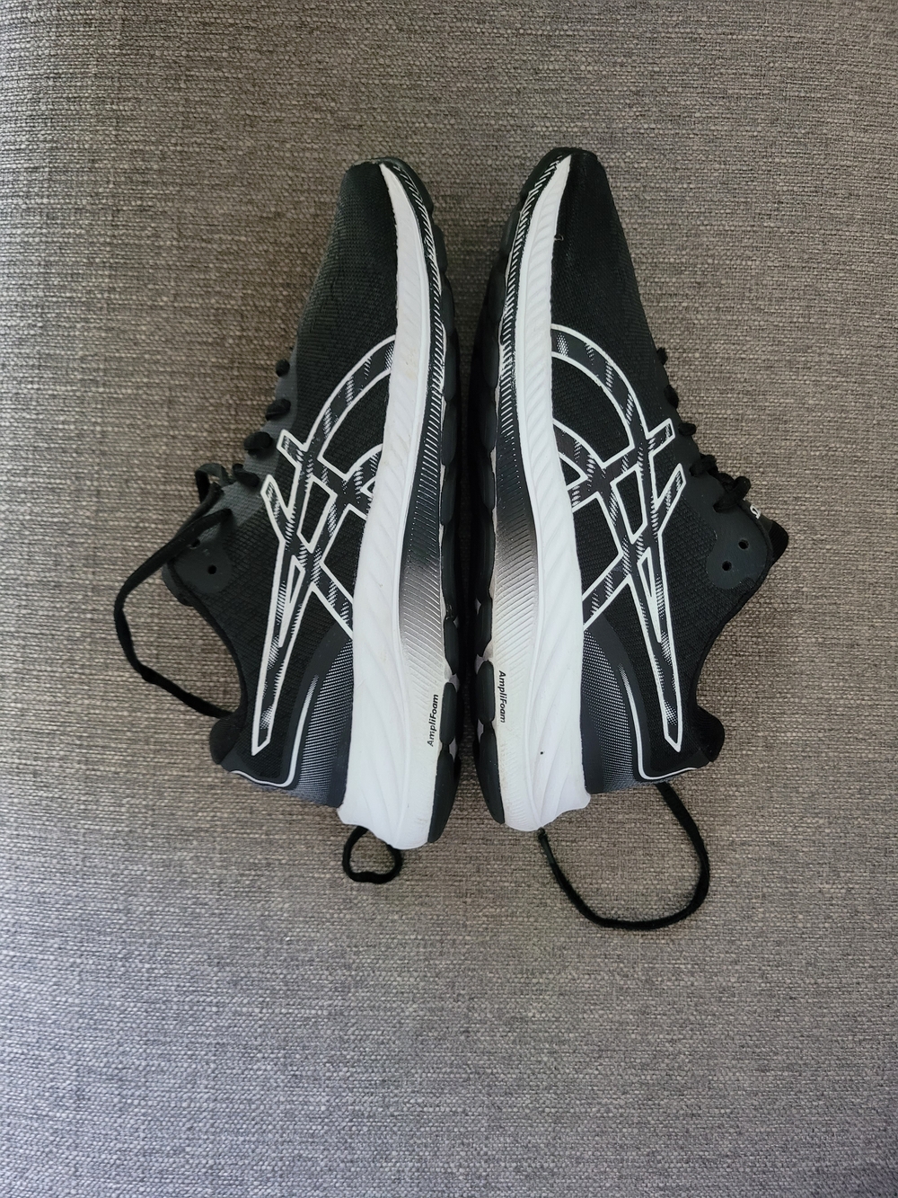 ASICS Gel-Excite 9 women’s running shoes in a sleek black and white size 7.5
